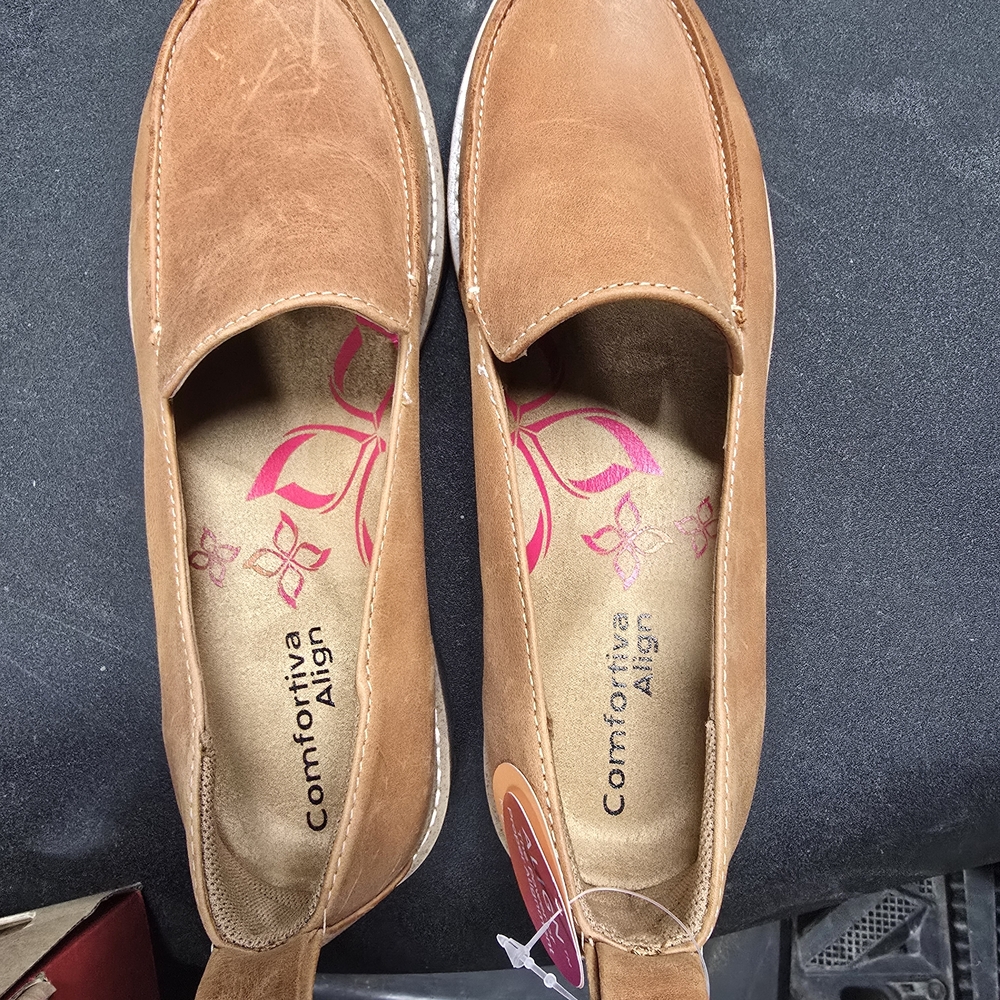 Size 7! NWTS, Lindee,Comfortiva Women's Tan‎ Slip-Ons. Align Footbed